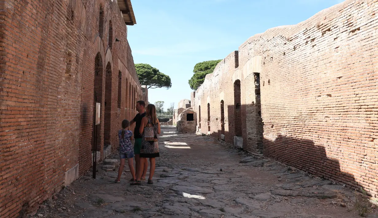Orang-orang mengunjungi Taman Arkeologi Ostia Antica di Roma, Italia, 19 Agustus 2020. Ostia Antica merupakan situs arkeologi besar dari abad ke-4 SM yang berada dekat kota modern Ostia. (Xinhua/Cheng Tingting)