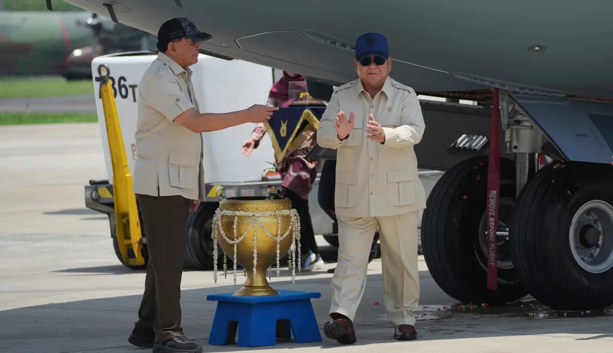 Presiden Republik Indonesia Prabowo Subianto meresmikan pesawat kargo militer Airbus A400M TNI AU yang baru tiba di Pangkalan Udara Halim Perdanakusuma di Jakarta, Indonesia, Senin 3 November 2025. Kedatangan pesawat ini merupakan bagian dari kontrak pembelian dua unit A400M yang ditandatangani oleh Kementerian Pertahanan Indonesia pada tahun 2021. (AP Photo/Achmad Ibrahim)