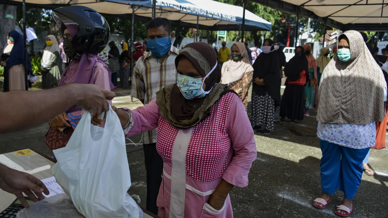 FOTO: Di Tengah Pandemi, Warga Banda Aceh Serbu Sembako Murah