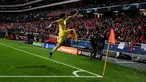 Gelandang Liverpool, Luis Diaz melakukan selebrasi usai mencetak gol ke gawang Benfica pada pertandingan leg pertama perempat final Liga Champions di stadion Luz di Lisbon (6/4/2022). Liverpool menang atas Benfica 3-1. (AFP/Patricia De Melo Moreira)