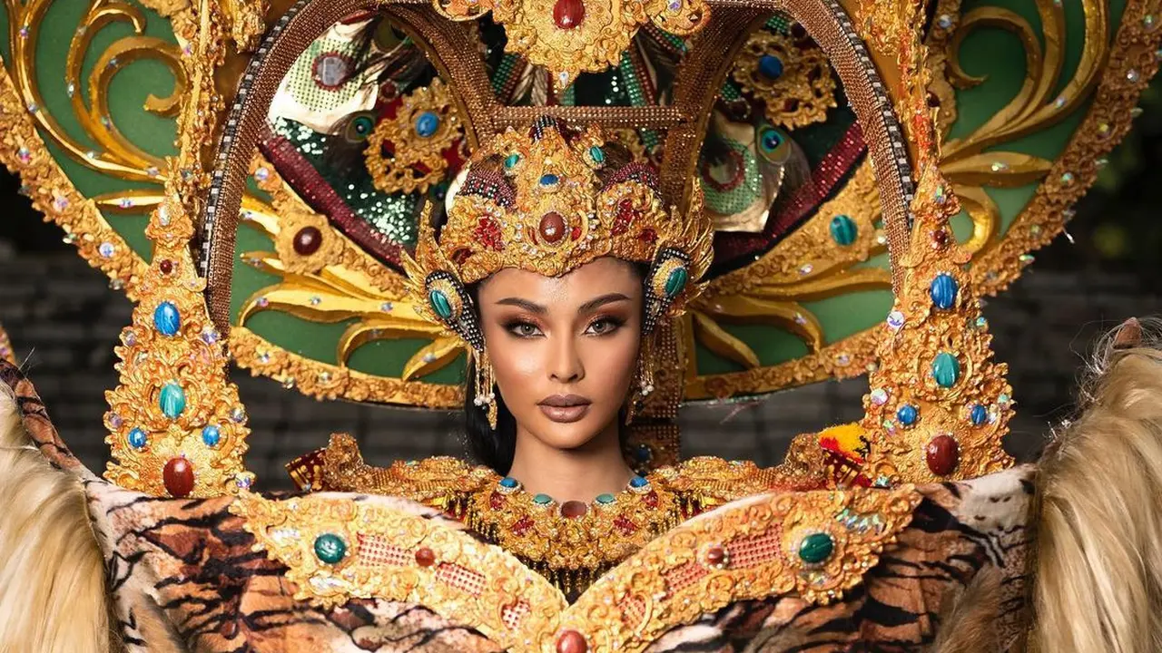 6 Pesona Andina Julie Pakai Kostum Nasional Reog Ponorogo di Miss Grand International 2022