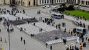 Tanggal ini diperingati salah satunya dengan pemasangan instalasi 1.000 kursi dengan foto-foto korban tewas dan hilang dalam serangan tersebut. (AP Photo/Markus Schreiber)