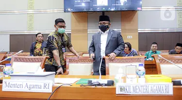 Menteri Agama Yaqut Cholil Qoumas (kanan) tiba untuk mengikuti rapat kerja dengan Komisi VIII DPR RI di Gedung Parlemen, Jakarta, Kamis (19/1/2023). Rapat kerja membahas kinerja penyelenggaraan ibadah Haji. (Liputan6.com/Faizal Fanani)
