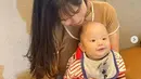 Momen Chika menggendong Kenkulus ini sukses curi perhatian. Kenkulus belum bisa bicara secara lancar dan potret gundulnya sangat bikin gemas. Kenkulus baru bisa berbicara lancar di usia 8 bulan. (Liputan6.com/IG/imchika)