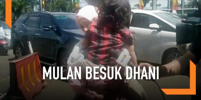 VIDEO: Mulan Jameela dan Camelia Malik Besuk Ahmad Dhani