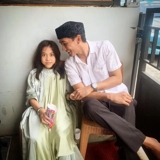Potret kebersamaan Kenang Mirdad bersama kedua anaknya Aluna di momen Lebaran 2023. (Foto: Instagram/kenangmirdad)