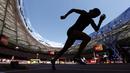 Seorang atlet berlari dalam sesi latihan Kejuaraan Dunia Atletik 2015 di Stadion Nasional Beijing, Tiongkok. Jumat (21/8/2015). (AFP Photo/Adrian Dennis)