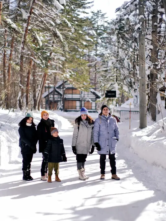 Tidak hanya wajahnya yang mirip, diusianya yang kini sudah 15 tahun, tinggi Shaista juga sudah hampir menyamai sang ayah. [Instagram/rio.stokhorst]