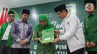 Pasangan Bakal Calon Gubernur Jawa Timur, Khofifah Indar Parawansa-Emil Dardak menerima surat rekomendasi dari Dewan Pimpinan Pusat (DPP) Partai Persatuan Pembangunan (PPP) yang diserahkan secara resmi oleh Plt Ketua Umum PPP Muhamad Mardiono, Jakarta, Jumat (12/7/2024). (Liputan6.com/Angga Yuniar)