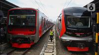 Di antaranya adalah KRL produksi perusahaan China CRRC Qingdao Sifang dan KRL baru produksi PT INKA (Persero). (Liputan6.com/Angga Yuniar)