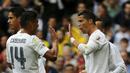 Pemain Real Madrid Cristiano Ronaldo (kanan) merayakan gol bersama rekannya pada lanjutan La Liga Spanyol di Stadion Santiago Bernabeu, Madrid,  Sabtu (31/10/2015). Madrid menang 3-1.  (REUTERS/Andrea Comas)