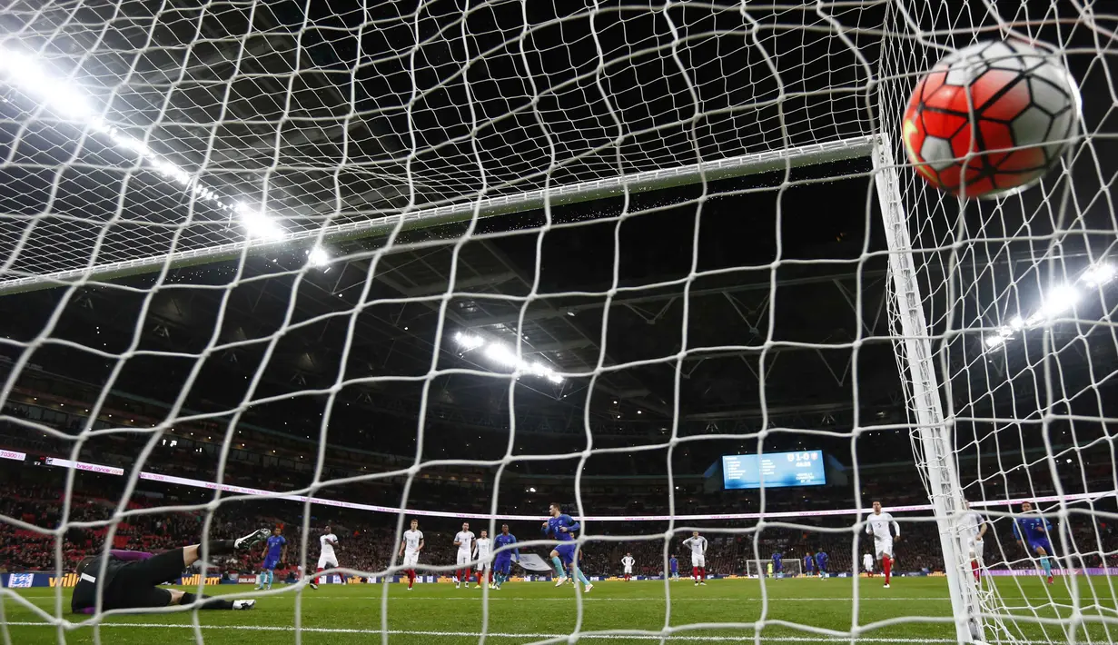  Pemain Belanda, Vincent Janssen mencetak gol lewat titik putih pada laga persahabatan di Stadion Wembley, London, Rabu (30/3/2016) dini hari WIB. Belanda menang 2-1.  (Reuters/Stefan Wermuth)