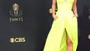 Kaley Cuoco juga tampil stylish dengan nuansa neon. Gaun eklektik ini rancangan dari Vera Wang. Aksen pada bagian bahu membuat kesan luar biasa pada total look yang ditampilkan. (Vera Wang).