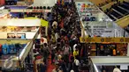 Pengunjung memadati lorong stand yang menjual perlengkapan kegiatan alam bebas di Indofest 2016 di Istora Senayan Jakarta, Rabu (6/4/2016). Indofest 2016 akan berlangsung hingga Minggu (10/4). (Liputan6.com/Helmi Fithriansyah)