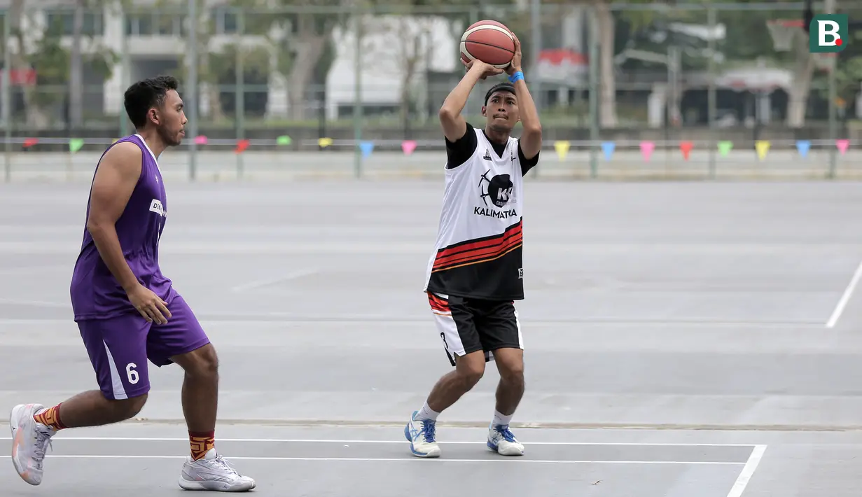 Dalam acara yang digelar di Lapangan Basket Outdoor Gelora Bung Karno (GBK), Jakarta Pusat, sebanyak empat tim ikut meramaikan acara ini. Mereka adalah Dentons, Hanafiah Ponggawa & Partners (HPRP), dan Hadiputranto Hadinoto and Partners (HHP). (Bola.com/Agri Aulian Perdana)