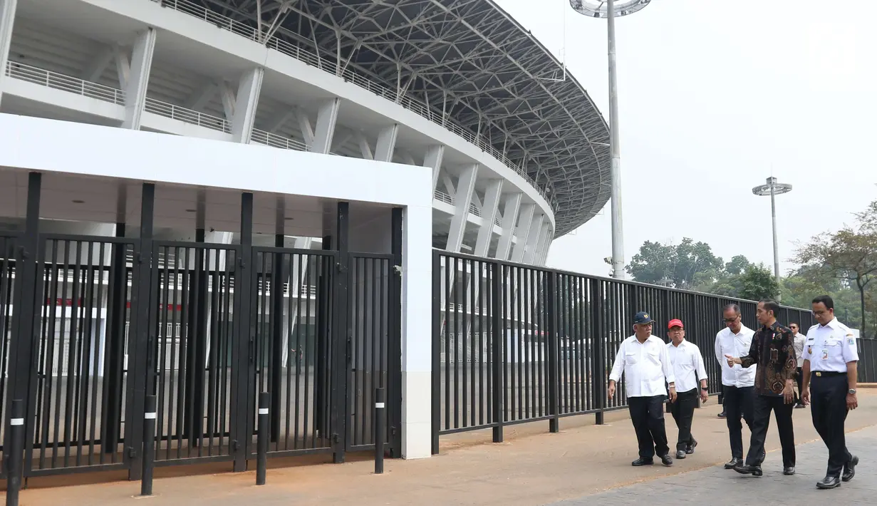 Presiden Jokowi berbincang sembari meninjau fasilitas umum untuk masyarakat berkebutuhan khusus di Kompleks Gelora Bung Karno, Senayan, Jakarta, Selasa (16/10). Jokowi didampingi sejumlah menteri dan Gubernur DKI Anies Baswedan (Liputan6.com/Angga Yuniar)