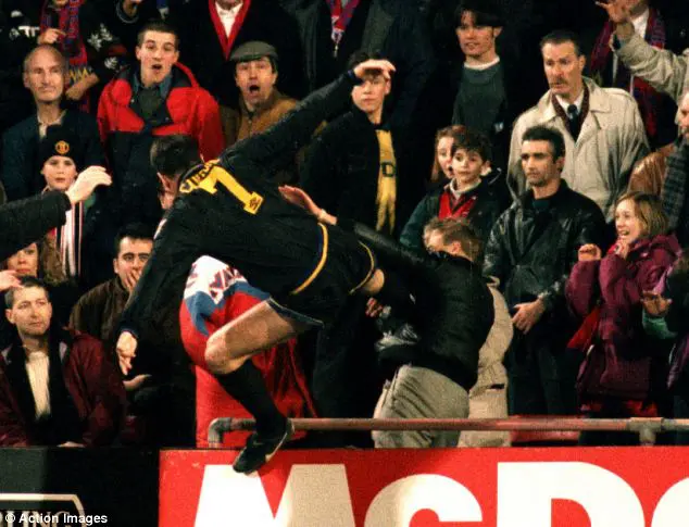 Eric Cantona menendang suporter Crystal Palace, Januari 1995. (IST)