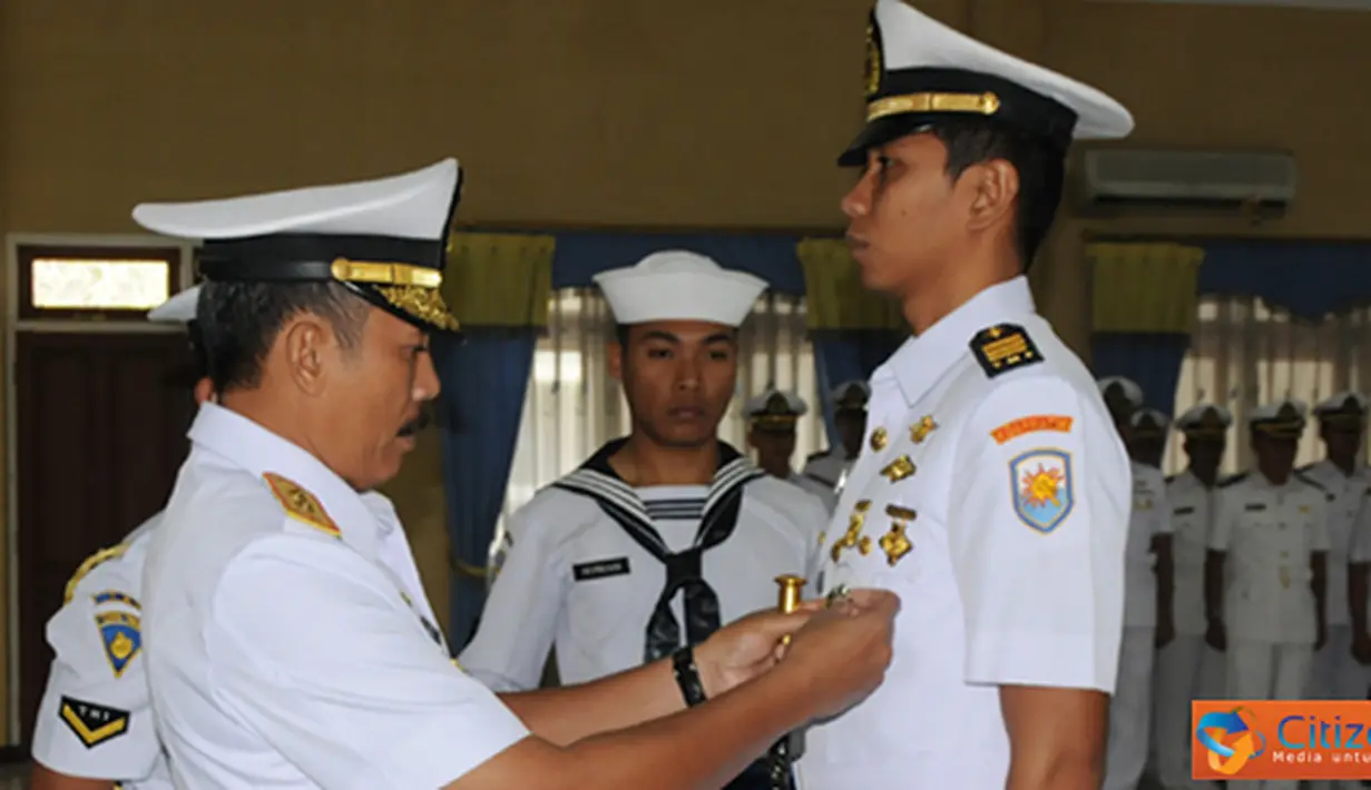 Citizen6, Surabaya: Penyematan tanda siswa oleh Dankobangdikal kepada perwakilan siswa, di Auditorium Marore  STTAL, Kesatrian Bumimoro, Kobangdikal, Surabaya. (Pengirim: Penkobangdikal).