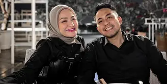 Nathalie Holscher akhirnya kembali kepelukan sang mantan, Faris. Mereka pun baru saja dinner romantis. Berikut potret mesra keduanya: [foto: instagram/nathalieholscher]