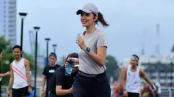 Jurnalis berketurunan India, Bugis dan Arab terlihat sumringah saat jogging. Raut wajah senang terlihat jelas dari Najwa Shihab. Najwa benar-benar healing dengan berlari. Wajar saja jika ia terlihat sangat senang bisa jogging untuk menjaga tubuh tetap fit. (Liputan6.com/IG/@najwashihab)