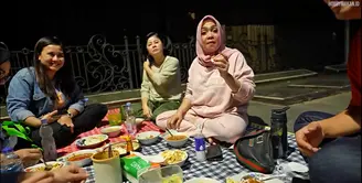 Mama Rieta makan di pinggir Jalan. (Youtube/Hobby Makan)