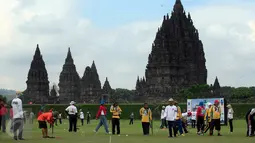 Peserta mengikuti Turnamen Gateball Prambanan Open 2 di Candi Prambanan, Yogyakarta, (7/5/2016). Gateball dimainkan oleh dua team dengan masing-masing 5 orang dan nantinya akan memainkan bola berhuruf.  (Boy Harjanto)