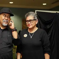 Saat hadir dalam acara pernikahan kapten Jomblo, Raditya Dika, komedian Indro Warkop membawa kabar kurang mengenakkan. Indro hadir sendiri tanpa didampingi istri tercintanya, Nita Octobijanthy. (Nurwahyunan/Bintang.com)