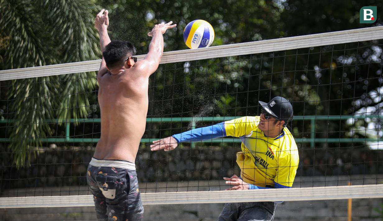 <p>Pemain voli pantai putra Indonesia, Mohammad Ashfiya (kanan) melakukan spike ke daerah Danangsyah Yudistira Pribadi saat latihan persiapan SEA Games 2021 di Padepokan Voli Jenderal Kunarto, Sentul, Rabu (27/04/2022). (Bola.com/Bagaskara Lazuardi)</p>