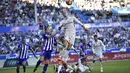 Gareth Bale berduel dengan pemain Deportivo Alaves, Raul Garcia pada lanjutan La Liga Spanyol di Mendizorroza stadium, Vitoria, (29/10/2016). (AP/Alvaro Barrie)