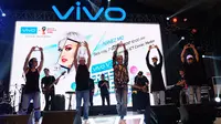 Agnez Mo tampil memukai pengunjung yang hadir di acara Vivo V7+ Perfect Moment Tour di Medan, Sabtu (7/10/2017). Liputan6.com/ Reza Efendi