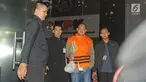 Miftahhudi, pengusaha yang diduga menyuap Bupati Subang Imas Aryumningsih meninggalkan Gedung KPK seusai menjalani pemeriksaan, Jakarta, Kamis (15/2). Mengenakan rompi oranye, Miftahudin resmi ditahan KPK. (Liputan6.com/Herman Zakharia)