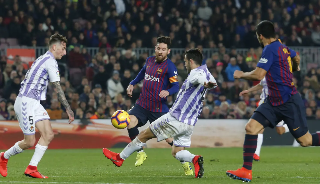 Gelandang Barcelona, Lionel Messi, berusaha melewati kepungan pemain Valladolid pada laga La Liga di Stadion Camp Nou, Barcelona, Sabtu (16/2). Barcelona menang 1-0 atas Valladolid. (AFP/Pau Barrena)