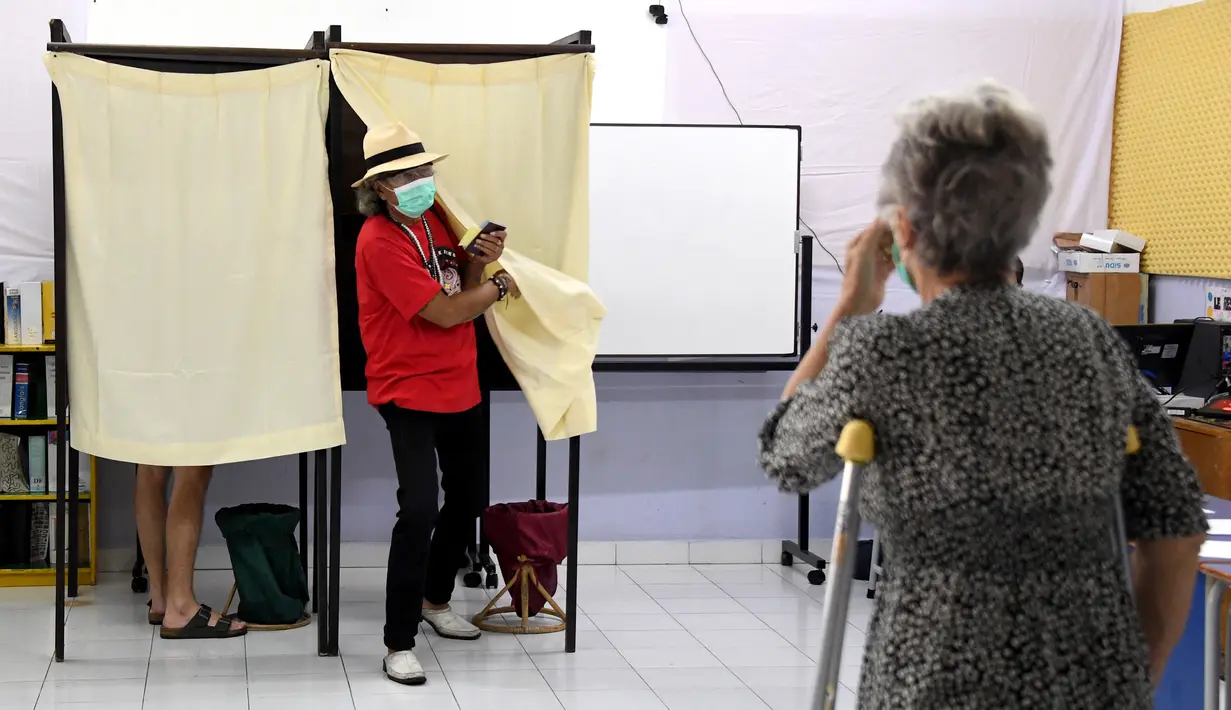 <p>Seorang warga negara Prancis meninggalkan bilik suara setelah menggunakan hak pilihnya pada putaran kedua pemilihan presiden Prancis di sebuah tempat pemungutan suara di Kerobokan, Bali, Minggu (24/4/2022). Hasil pemilu ini, nantinya akan menjadi penentu apakah Presiden Prancis Emmanuel Macron akan tetap mempertahankan jabatannya atau kehilangan posisinya tersebut. (SONNY TUMBELAKA / AFP)</p>