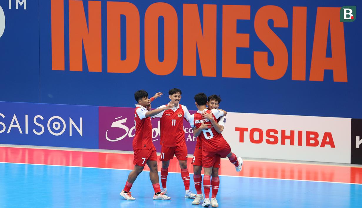 Timnas Futsal Indonesia berhasil membungkam Kirgistan dengan skor 5-3 pada laga kedua Grup A Piala Asia Futsal 2026, Kamis (29/01/2026) malam WIB. Hasil tersebut membuat Tim Garuda melenggang ke perempat final. (Bola.com/M Iqbal Ichsan)