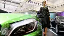 Model mengenakan busana dari desainer Biyan Wanaatmaja  pada gelaran GIIAS 2016 di ICE BSD City Serpong, Banten, (13/8). Marcedes-Benz Indonesia bekerja sama dengan desainer ternama Biyan Wanaatmaja . (Liputan6.com/Fery Pradolo)