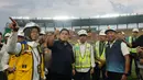 Erick Thohir (tengah) yang sekaligus menjabat sebagai Ketua Panitia Penyelenggara FIFA U-20 World Cup 2023 (LOC) mengunjungi stadion Si Jalak Harupat, Kabupaten Bandung, Sabtu (11/3/2023). (Dok. LOC)