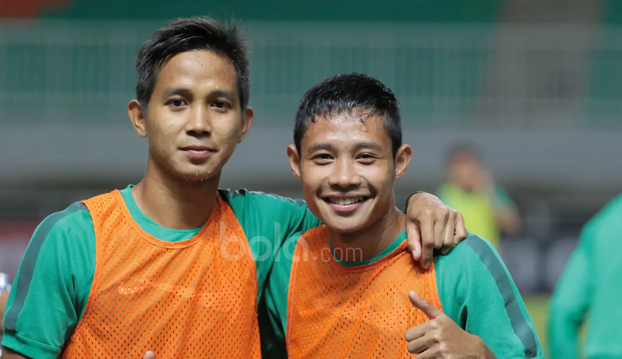 Evan Dimas dan Abdul Rahman berfoto saat sesi latihan jelang melawan Vietnam pada laga semi-final AFF Cup 2016 di Stadion Pakansari, Bogor, (02/11/2016). (Bola.com/Nicklas Hanoatubun)