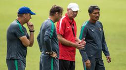 Pelatih Timnas Indonesia, Alfred Riedl, berdiskusi dengan tim pelatih saat memimpin latihan di Lapangan SPH Karawaci, Banten, Senin (12/12/2016). (Bola.com/Vitalis Yogi Trisna)