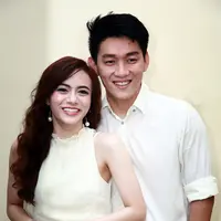 Kemesraan Ifan Seventeen dan Dylan Sahara fitting baju prewedding. (Deki Prayoga/Bintang.com)