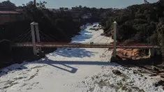 Awan tebal busa beracun menutupi sebagian sungai di bagian tenggara Brasil, menyebar ke bawah dan membuat warga khawatir pada hari Jumat, 7 Juli. (NELSON ALMEIDA / AFP)