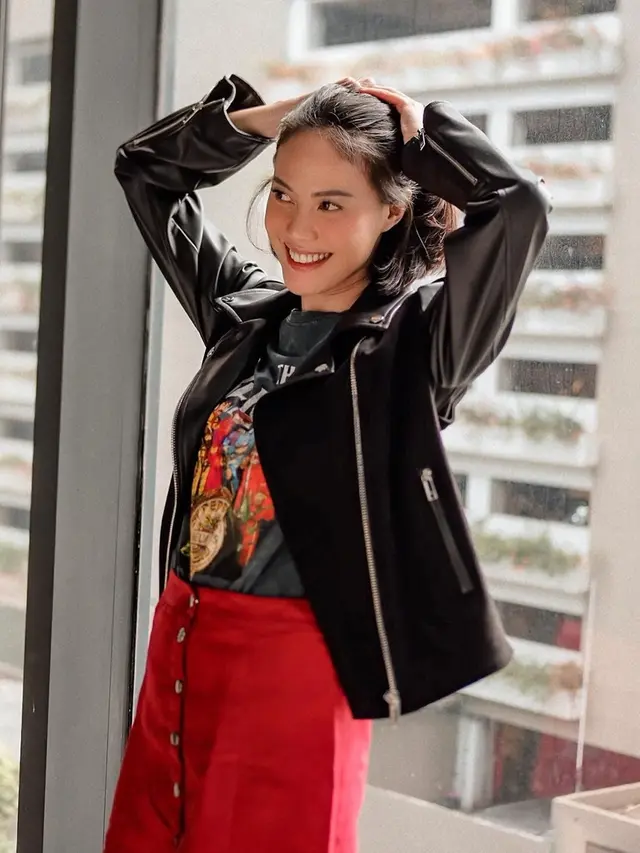 FOTO: Pesona Della Dartyan dengan Gaya Rambut Pendek Ini Makin Menawan