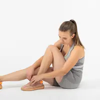 Lace-up sneakers adalah tipe paling umum untuk perempuan. Diperkenalkan pertama kali pada tahun 1870an, sepatu ini memiliki daya tarik tersendiri dan telah menjadi favorit di seluruh dunia. Foto: Shutterstock.