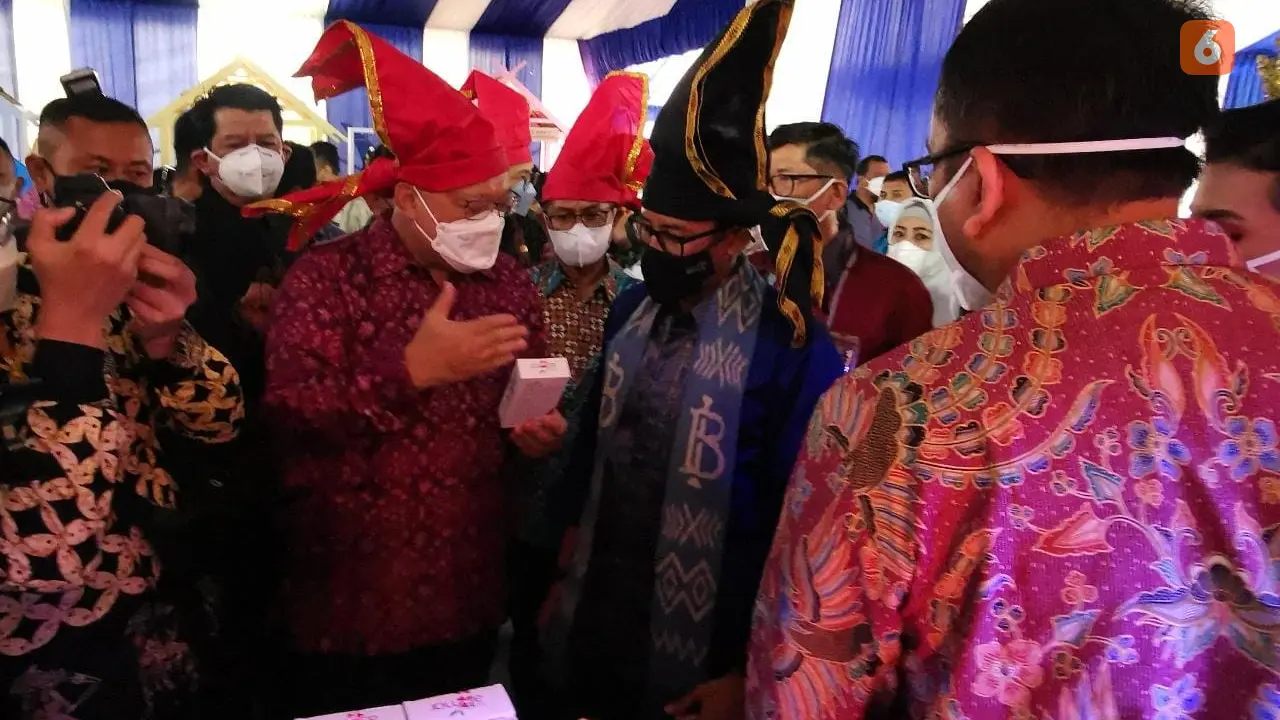Sandiaga Uno kunjungi stand Dexa Group #BBIBWISulsel2022 (Liputan6.com/Istimewa)
