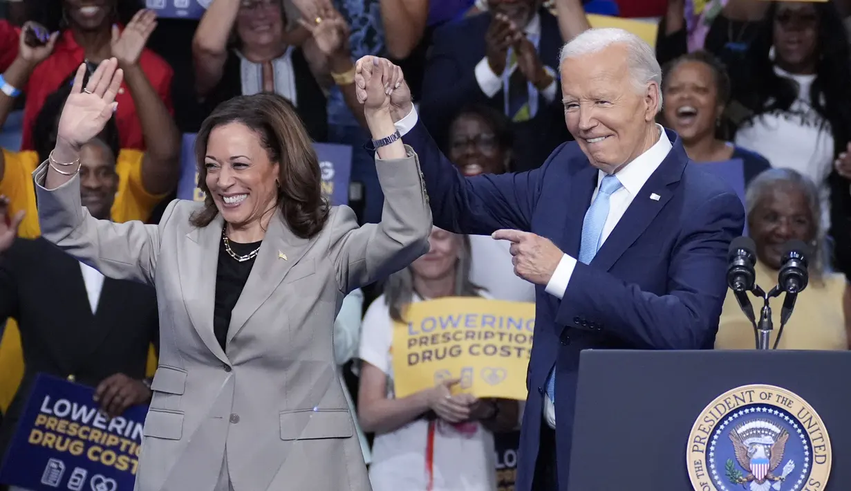 Presiden AS Joe Biden menunjuk ke arah Wakil Presiden dan calon presiden dari Partai Demokrat Kamala Harris di ruang pertemuan setelah mereka berbicara di Prince George's Community College di Largo, Maryland, Kamis (15/8/2024). (AP Photo/Stephanie Scarbrough)