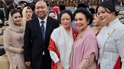 Dalam momen kebersamaan yang begitu hangat tersebut, Titiek menyelipkan caption memohon doa restu agar bisa menjalankan tugas sebagai wakil rakyat dengan sebaik-baiknya. Pada periode ini, Puan kembali menjadi Ketua DPR RI, sementara itu Titiek ditunjuk sebagai Ketua Komisi IV DPR RI.(Liputan6.com/IG/@titieksoeharto)