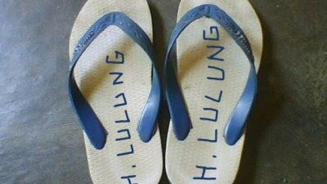 6 Tulisan di Sandal Jepit Tanda Kepemilikan Ini Bikin Ngakak