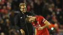 Pelatih Liverpool, Juergen Klopp merayakan kemenangan bersama kapten tim Jordan Henderson usai mengalahkan Lecester City pada liga Premier Inggris di Stadion Anfield, Liverpool, Sabtu (26/12/2015). (Reuters/Phil Noble)