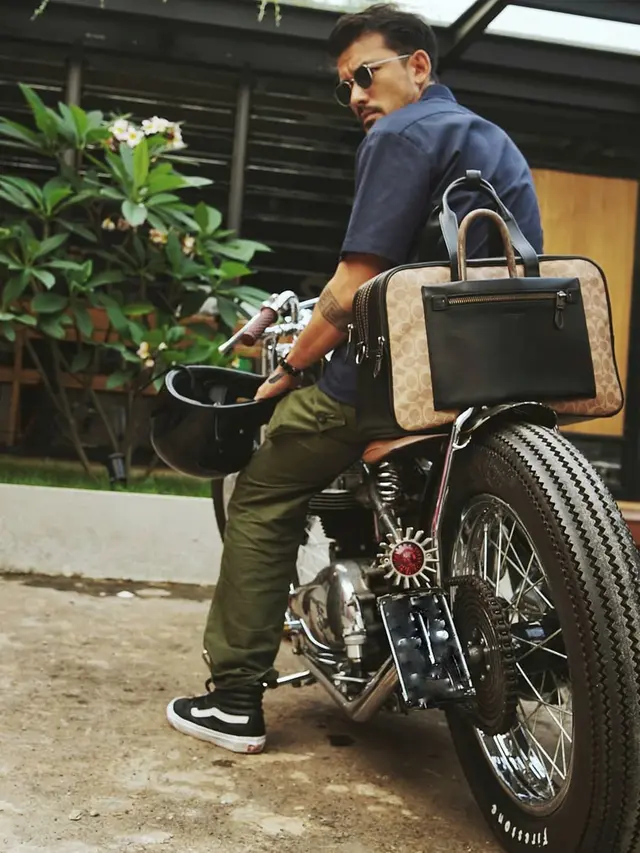 Potret Rio Dewanto Naik Moge