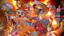 Boneka dan patung dibakar selama festival tradisional Fallas di Valencia, Spanyol, Selasa (19/3). Fallas dibakar di jalan-jalan Valencia sebagai penghormatan kepada St Joseph, santo pelindung tukang kayu. (AP/Alberto Saiz)