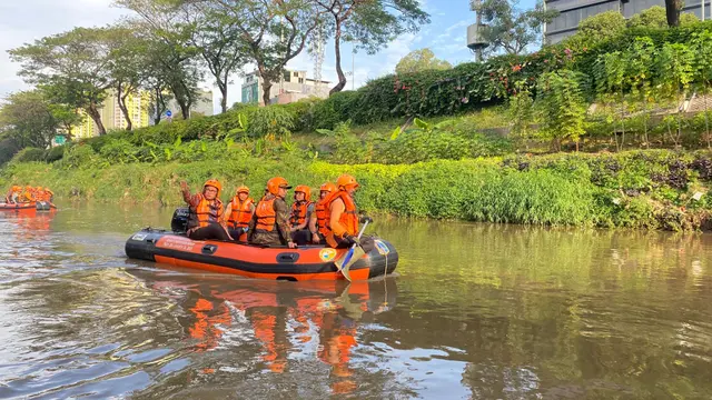 Gubernur DKI Jakarta Pramono Anung melakukan susur sungai di sepanjang aliran Sungai Ciliwung dari pintu air Manggarai, Jakarta Selatan hingga Stasiun BNI City, Sudirman, Jakarta Pusat, Kamis (31/7/2025). (Liputan6.com/Winda Nelfira)